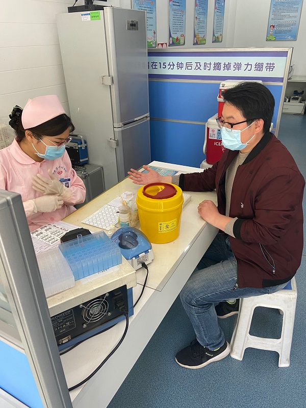 献血员工正在进行血压和血常规检查2.jpg 献血员工正在进行血压和血常规检查2.jpg