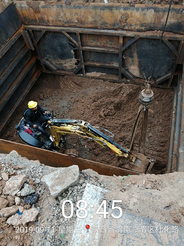 狭窄工况深基坑支护+管网施工.jpg 狭窄工况深基坑支护+管网施工.jpg