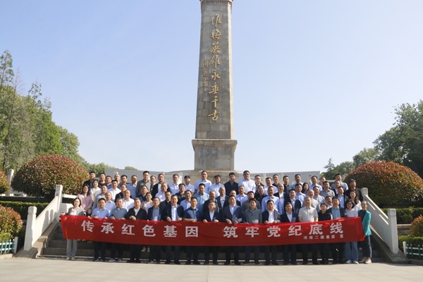 党员干部在纪念碑下的合影.JPG 党员干部在纪念碑下的合影.JPG