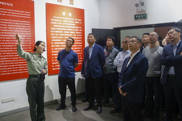 党员干部重温革命历史.JPG 党员干部重温革命历史.JPG