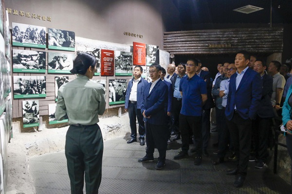 党员干部仔细观看历史资料.JPG 党员干部仔细观看历史资料.JPG