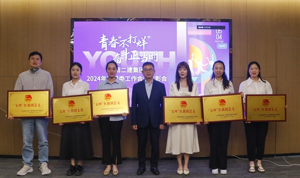 黄书记颁奖.JPG 黄书记颁奖.JPG