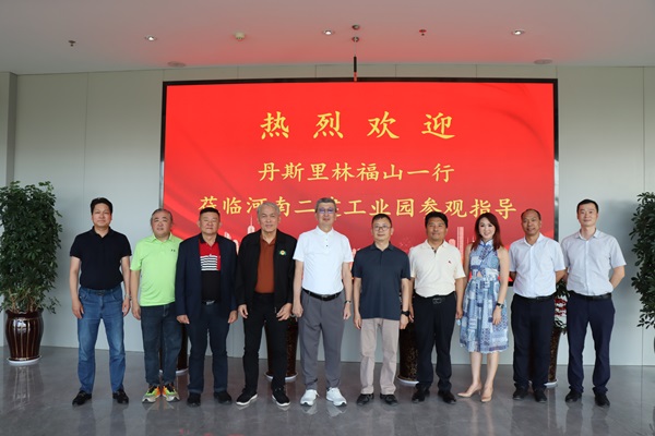 图片2:合影留念.JPG 图片2:合影留念.JPG