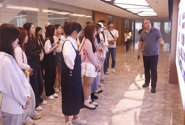 参观文化长廊1.JPG 参观文化长廊1.JPG